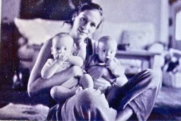 Julia Roberts with her twin babies, a heartwarming moment showcasing Julia Roberts Kids.