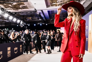 Image of Lainey Wilson captivating the audience on stage at the ACM Awards 2024.