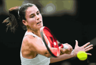 Emma Navarro celebrating her victory over Coco Gauff at Wimbledon 2024.
