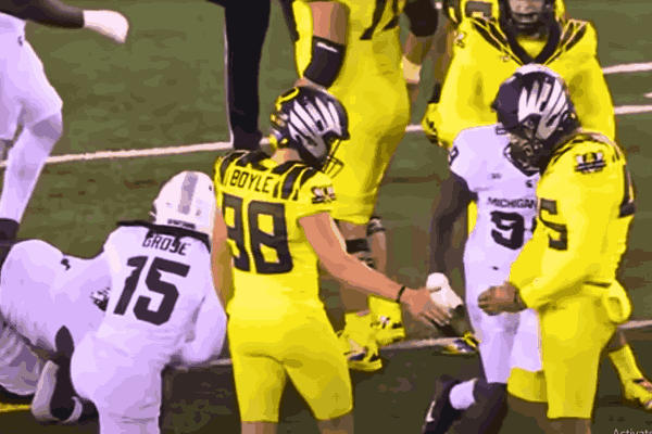 Michigan vs Oregon game action highlighting Oregon Ducks' 31-10 victory over Michigan State Spartans, with a powerful running game led by Jordan James.